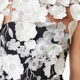 Kohandatud 3D lilledega midi kleit mustas