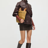 Vöökohtadega nahktagi pruunis