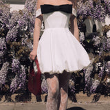 Valge Mini Kleit Avatud Õlgadega Kaunite Nööbiga