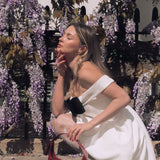 Valge Mini Kleit Avatud Õlgadega Kaunite Nööbiga