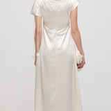 Asümmeetriline lühikeste varrukatega satiinist midi kleit