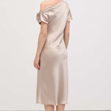 Asümmeetriline satiinist drapeeritud midi kleit