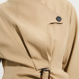 Ebatavaline nööpidega mantel