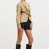 Ebatavaline nööpidega mantel