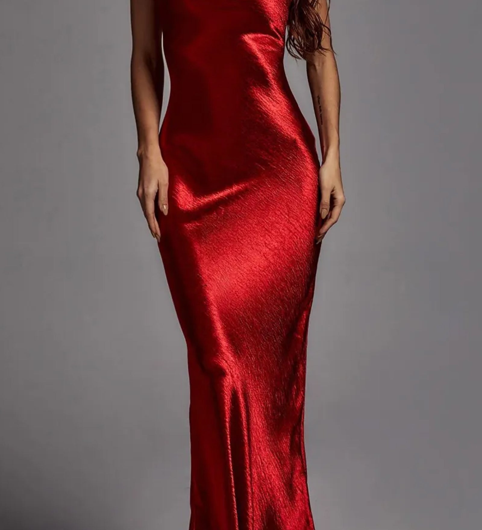 Maxi Kleid Satiinist Kaelusega ja Seljatagune Libisev Disain