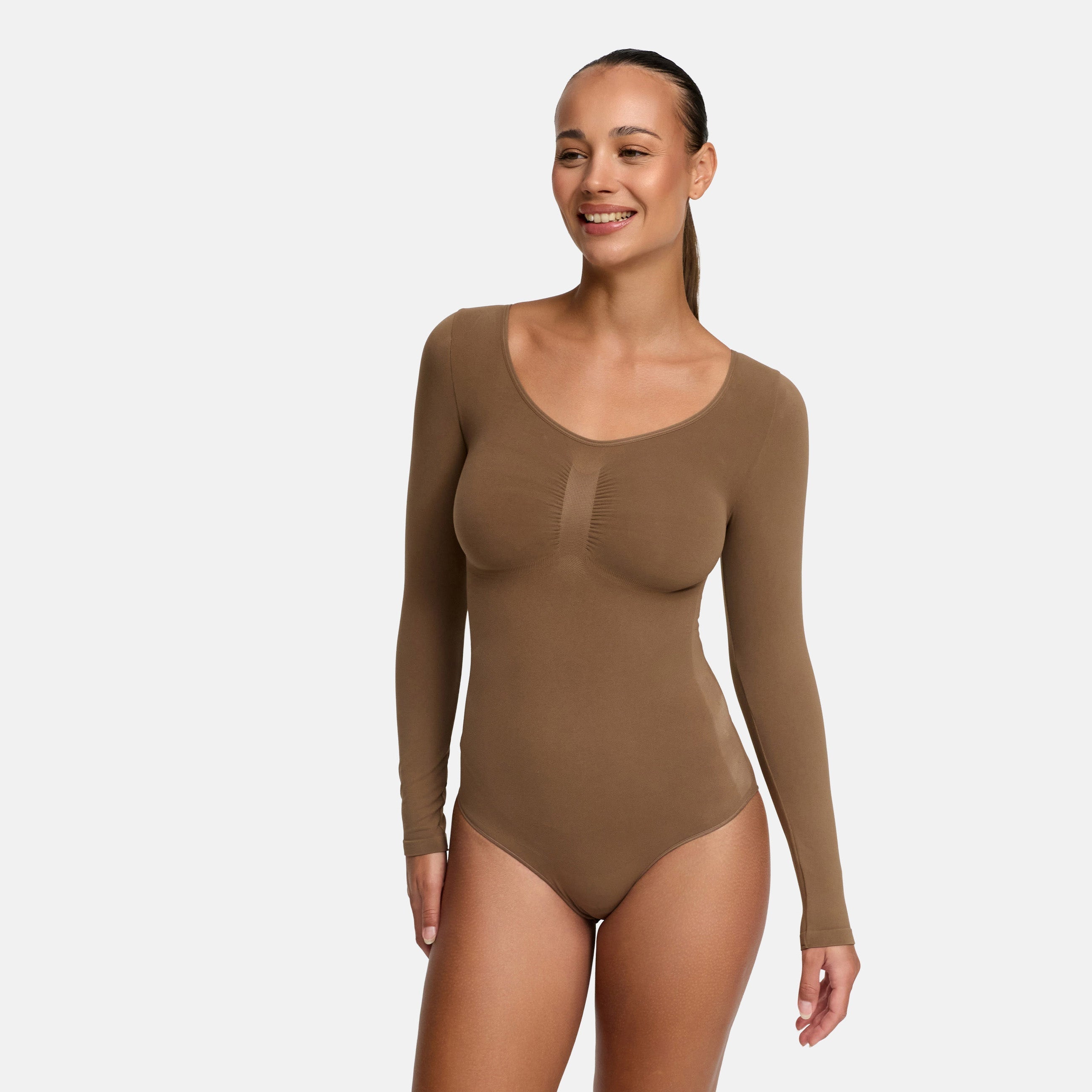 Bodysuit kujundav shapewear pikkade varrukatega koos stringiga