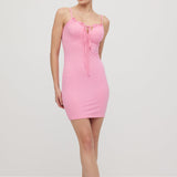 Mini kleit lühikese kaelusega ja keha lähedane lõige