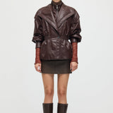 Vöökohtadega nahktagi pruunis