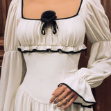 Mini Kleit Kontrastse Äärise ja Vibu Detailidega