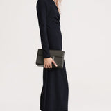 Keerduv flanellist midi kleit mustas