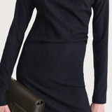 Keerduv flanellist midi kleit mustas