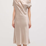 Asümmeetriline satiinist drapeeritud midi kleit