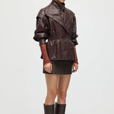 Vöökohtadega nahktagi pruunis