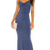 Verführerisches Cowl-Back Maxikleid