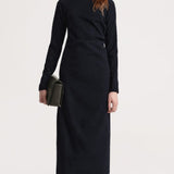 Keerduv flanellist midi kleit mustas
