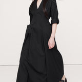 V-kaelusega puuvillane twill midi kleit mustas